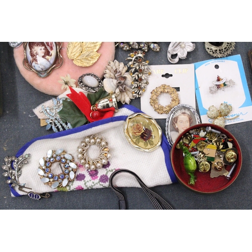 172 - A QUANTITY OF COSTUME JEWELLERY TO INCLUDE BROOCHES, SCARF RINGS, RINGS, PIN BADGES, ETC.,