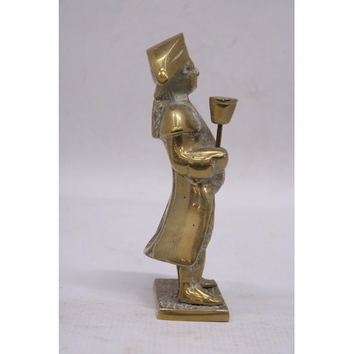 193 - A HEAVY SOLID BRASS TOWN CRIER - 19 CM