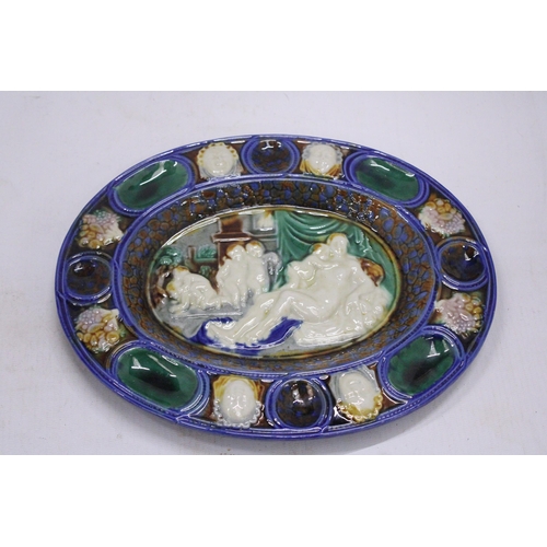 210 - A MAJOLICA ARCADIAN OVAL DISH - 25.5 X 20.5 CM