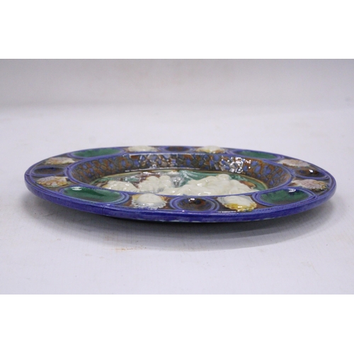 210 - A MAJOLICA ARCADIAN OVAL DISH - 25.5 X 20.5 CM