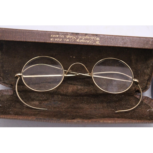 222 - A PAIR OF VINTAGE GOLD TONE SPECTACLES IN A CASE AND A GOLD TONE CAMEO BROOCH