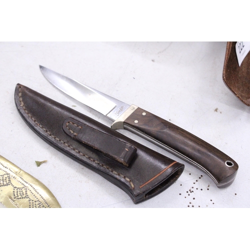 225 - A HAND MADE KNIFE IN AN ENGLISH LEATHER SHEATH