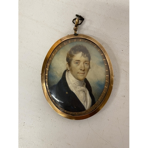 7 - A MINIATURE PORTRAIT OF A GENTLEMAN WEARING A DARK BLUE ROBE ENCASED WITHIN A ROSE GOLD METAL FRAME