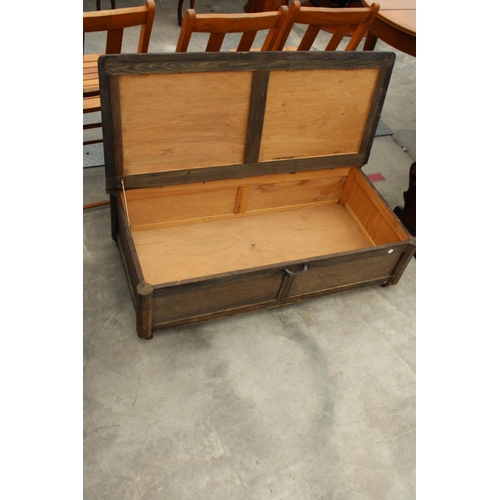 2828 - AN OAK TWO-TIER MAGAZINE RACK / TABLE AND UNDER BED STORAGE CHEST