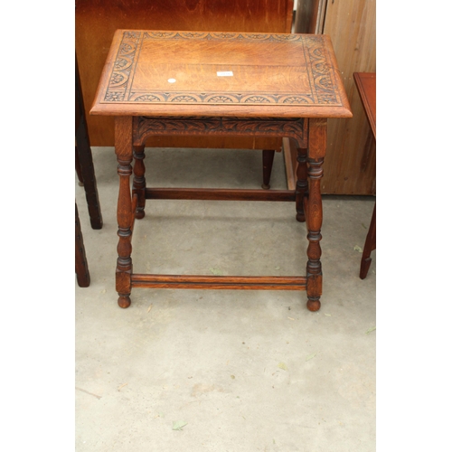 2834 - AN EARLY 20TH CENTURY OAK OCCASIONAL TABLE ON TURNED LEGS