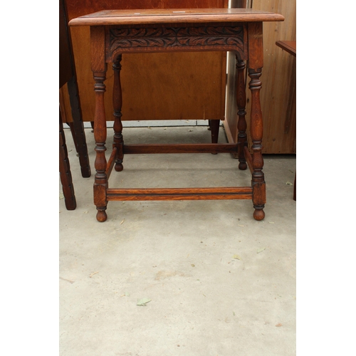 2834 - AN EARLY 20TH CENTURY OAK OCCASIONAL TABLE ON TURNED LEGS