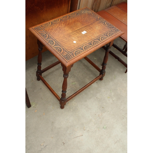 2834 - AN EARLY 20TH CENTURY OAK OCCASIONAL TABLE ON TURNED LEGS