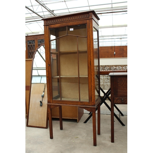 2836 - AN EARLY 20TH CENTURY OAK CHINA CABINET, 24