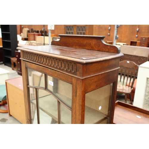 2836 - AN EARLY 20TH CENTURY OAK CHINA CABINET, 24