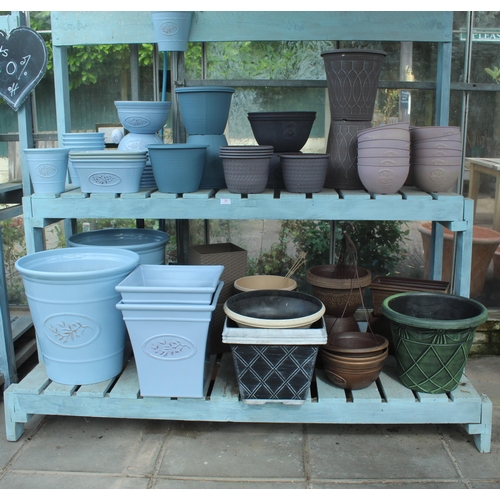 32 - DISPLAY STAND AND APPROX 78 PLASTIC POTS   PLUS VAT