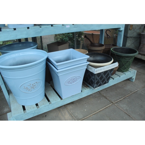 32 - DISPLAY STAND AND APPROX 78 PLASTIC POTS   PLUS VAT