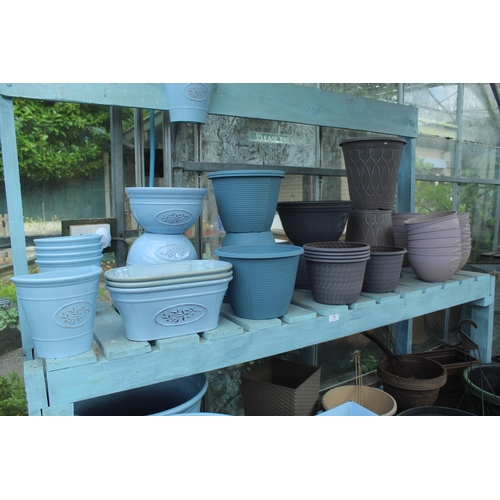 32 - DISPLAY STAND AND APPROX 78 PLASTIC POTS   PLUS VAT