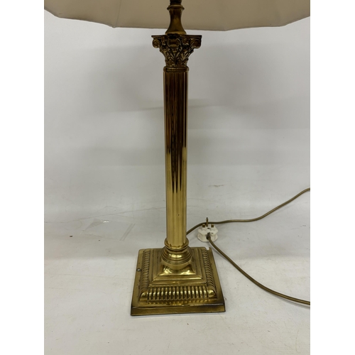 4 - AN ANTIQUE BRASS CORINTHIAN REEDED COLUMN TABLE LAMP HEIGHT OF COLUMN TO BASE 50CM