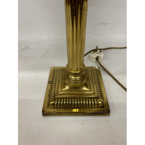 4 - AN ANTIQUE BRASS CORINTHIAN REEDED COLUMN TABLE LAMP HEIGHT OF COLUMN TO BASE 50CM