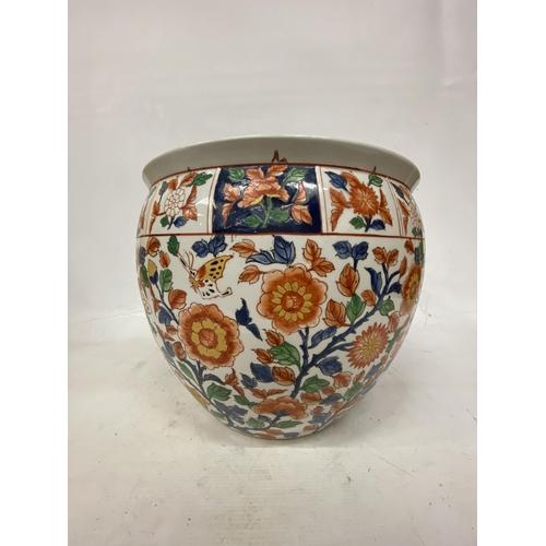 60 - AN EXTRA LARGE CHINESE PORCELAIN FISHBOWL CHINOISERIE PLANTER WITH FLOWERS AND BUTTERFLY DECORATION ... 