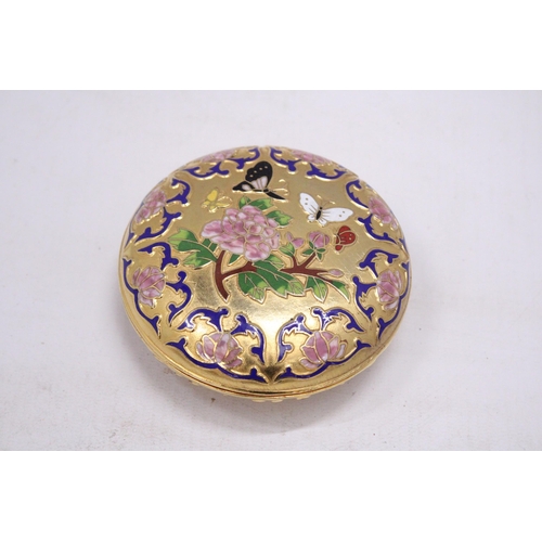 228 - A VINTAGE CLOISONNE TRINKET BOX WITH FLOWER AND BUTTERFLY DESIGN