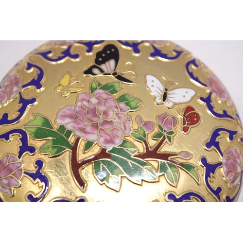 228 - A VINTAGE CLOISONNE TRINKET BOX WITH FLOWER AND BUTTERFLY DESIGN