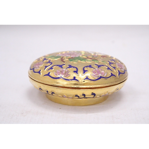 228 - A VINTAGE CLOISONNE TRINKET BOX WITH FLOWER AND BUTTERFLY DESIGN