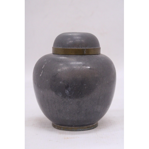 276 - A VINTAGE PEWTER CHINESE GINGER JAR AND LID WITH BRASS DESIGN, HEIGHT 14CM