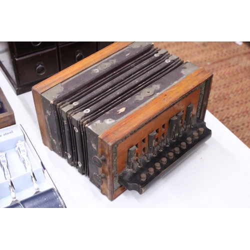 314 - A VINTAGE (POSSIBLY GERMAN) ACCORDIAN/ SQUEEZE BOX