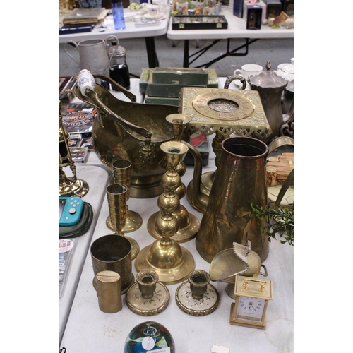 363 - A COLLECTION OF VINTAGE BRASSWARE TO INCLUDE A COAL BUCKET, LARGE TRIVET, JUG, CANDLESTICKS, MANTLE ... 