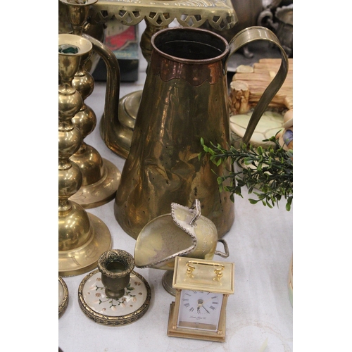 363 - A COLLECTION OF VINTAGE BRASSWARE TO INCLUDE A COAL BUCKET, LARGE TRIVET, JUG, CANDLESTICKS, MANTLE ... 