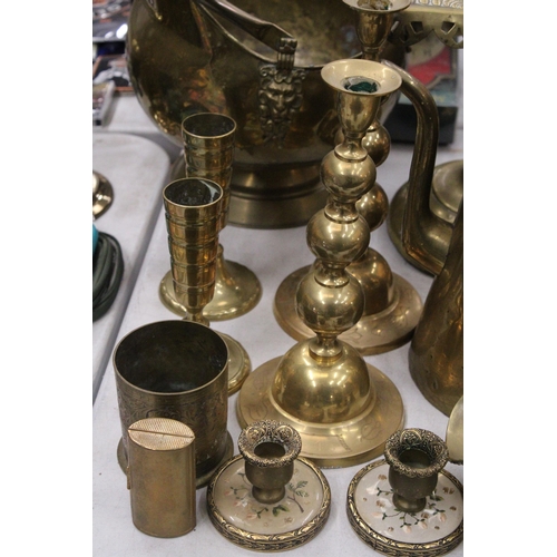 363 - A COLLECTION OF VINTAGE BRASSWARE TO INCLUDE A COAL BUCKET, LARGE TRIVET, JUG, CANDLESTICKS, MANTLE ... 