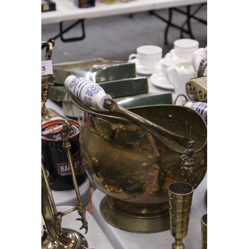 363 - A COLLECTION OF VINTAGE BRASSWARE TO INCLUDE A COAL BUCKET, LARGE TRIVET, JUG, CANDLESTICKS, MANTLE ... 