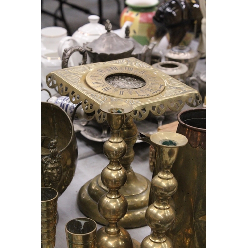 363 - A COLLECTION OF VINTAGE BRASSWARE TO INCLUDE A COAL BUCKET, LARGE TRIVET, JUG, CANDLESTICKS, MANTLE ... 