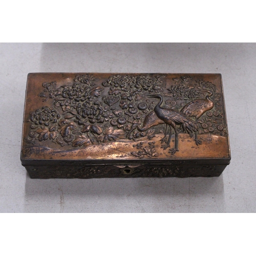 373 - AN EARLY 20TH CENTURY JAPANESE REPOUSSE DECORATIVE JEWELLERY/TRINKET BOX WITH CRANE DECORATION TO TH... 