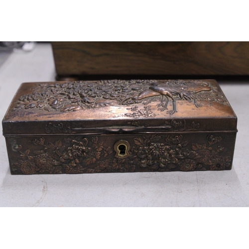 373 - AN EARLY 20TH CENTURY JAPANESE REPOUSSE DECORATIVE JEWELLERY/TRINKET BOX WITH CRANE DECORATION TO TH... 