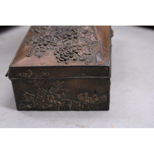 373 - AN EARLY 20TH CENTURY JAPANESE REPOUSSE DECORATIVE JEWELLERY/TRINKET BOX WITH CRANE DECORATION TO TH... 