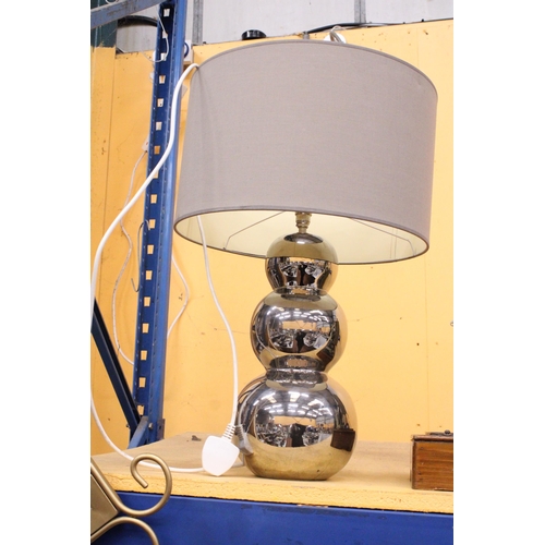 377 - A LARGE STACKED BALL MID-CENTURY TABLE LAMP WITH MODERN SHADE - APPROXIMATLEY 60CM TALL