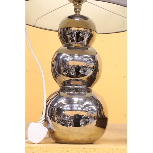 377 - A LARGE STACKED BALL MID-CENTURY TABLE LAMP WITH MODERN SHADE - APPROXIMATLEY 60CM TALL