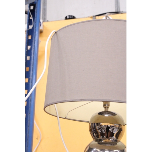 377 - A LARGE STACKED BALL MID-CENTURY TABLE LAMP WITH MODERN SHADE - APPROXIMATLEY 60CM TALL