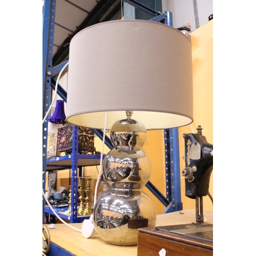 377 - A LARGE STACKED BALL MID-CENTURY TABLE LAMP WITH MODERN SHADE - APPROXIMATLEY 60CM TALL