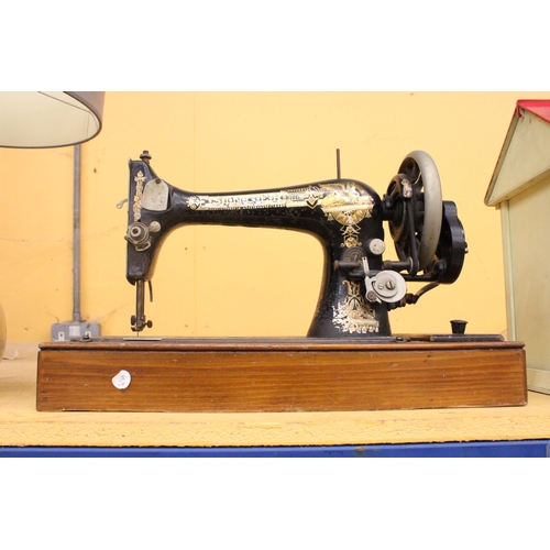 378 - A TABLE-TOP VINTAGE SINGER SEWING MACHINE