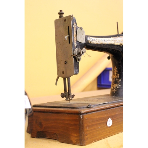 378 - A TABLE-TOP VINTAGE SINGER SEWING MACHINE