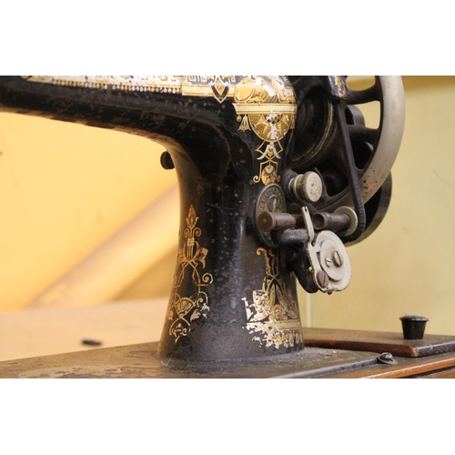 378 - A TABLE-TOP VINTAGE SINGER SEWING MACHINE