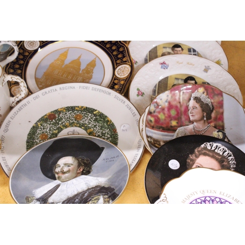 389 - A MIXED LOT OF CABINET PLATES AND COMMEMORATIVE WARE CUPS AND MUGS TOGETHER WITH A TRINKET BOX AND B... 