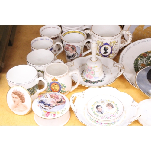 389 - A MIXED LOT OF CABINET PLATES AND COMMEMORATIVE WARE CUPS AND MUGS TOGETHER WITH A TRINKET BOX AND B... 