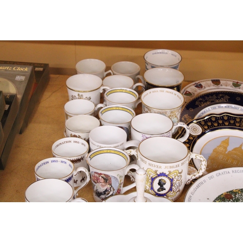 389 - A MIXED LOT OF CABINET PLATES AND COMMEMORATIVE WARE CUPS AND MUGS TOGETHER WITH A TRINKET BOX AND B... 