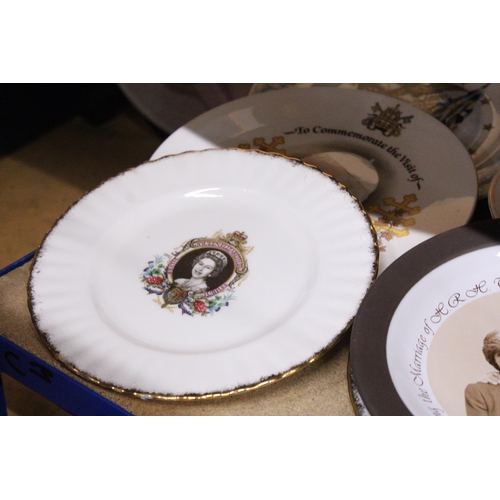 424 - A COLLECTION OF COMMEMORATIVE PLATES