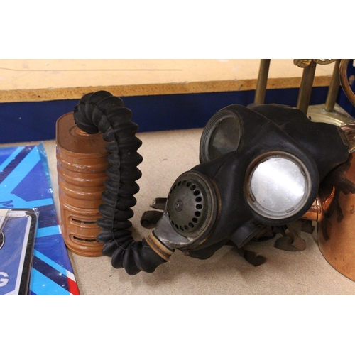 433 - A WORLD WAR 11 GAS MASK