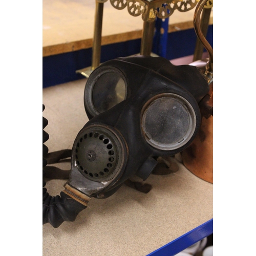 433 - A WORLD WAR 11 GAS MASK