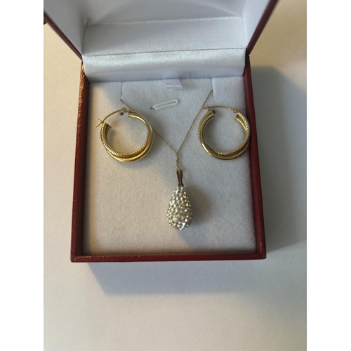 504 - THREE MARKED 9 CARAT GOLD ITEMS TO INCLUDE A PAIR OF HOOP EARRINGS AND A NECKLACE WITH CRYSTAL DROP ... 