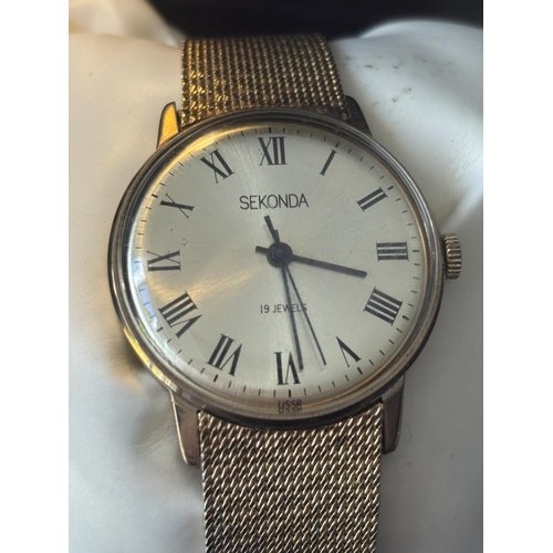 526 - A SEKONDA 19 JEWELS WRIST WATCH IN A PRESENTATION BOX SEEN WORKING BUT NO WARRANTY