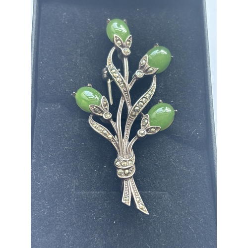 534 - A VINTAGE MARCASITE AND GREEN STONE BROOCH IN THE FORM OF A FLORAL DECORATION IN A PRESENTATION BOX