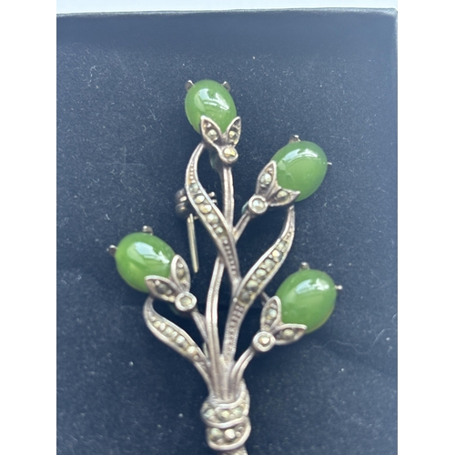 534 - A VINTAGE MARCASITE AND GREEN STONE BROOCH IN THE FORM OF A FLORAL DECORATION IN A PRESENTATION BOX