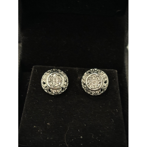 556 - A PAIR OF MARKED SILVER EARRINGS IN A PRESENTATION BOX